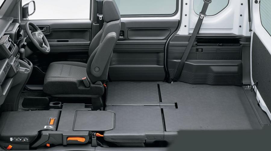 Интерьер Honda N-Van 2018 года  (фото 8 из 13)